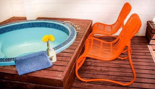 One-Bedroom Apartment with Hot Tub