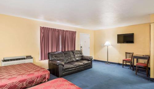 Queen Room with Three Queen Beds - Nonsmoking/Ground Floor 