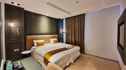 Royal Suite king Room (Hollywood Bed)
