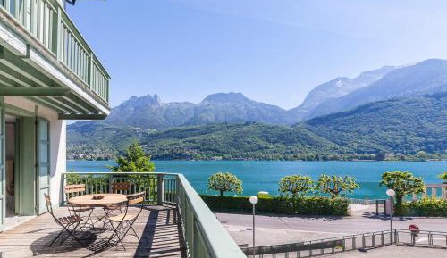 Apartment with Lake View