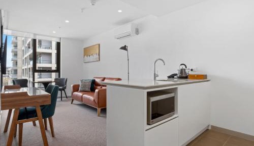 One-Bedroom King Apartment with Balcony