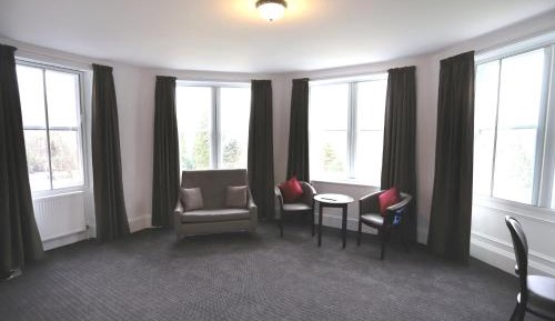 Four Poster with Mountain View