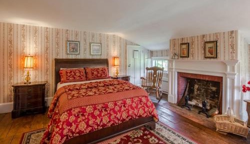 Queen Room with Shared Bathroom