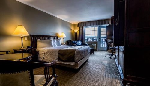Superior Queen Room with Partial Lake View