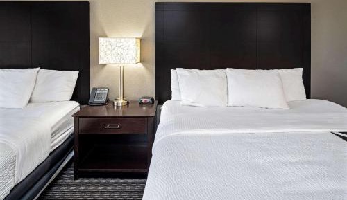 2 Full Beds, Suite