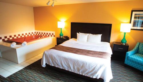 King Suite with Jacuzzi - Non-Smoking (Dorena)