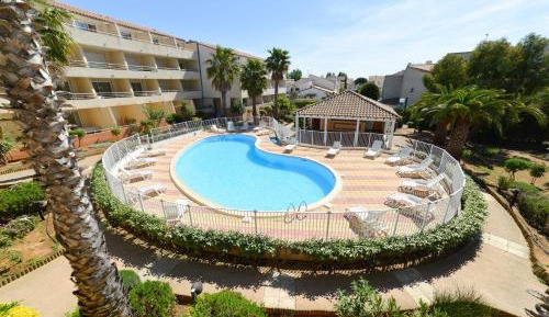Apartment with Pool View 