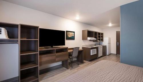 QUEEN SUITE W DISHWASHER (DISHES/COOKWARE INCLUDED) ACCESSIBLE ROLL IN SHOWER