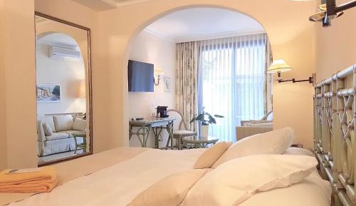 Family Room with Balcony and Lake View