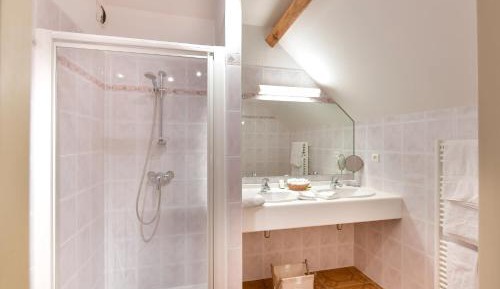 Apartment with Shower