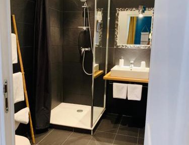 Twin Room with Shower