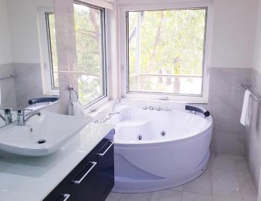 King Room with Spa Bath