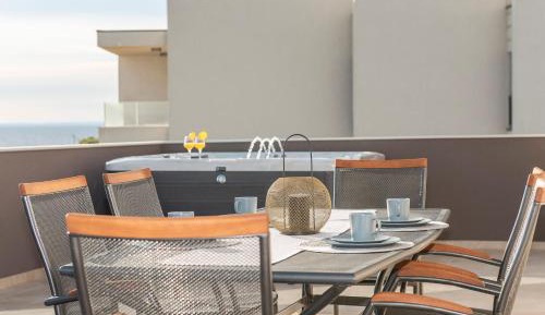 Three-Bedroom Apartment with Jacuzzi