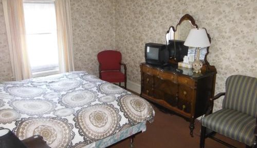 King or Twin Room with Shared Bathroom