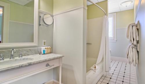 Deluxe Room - 1 King Bed