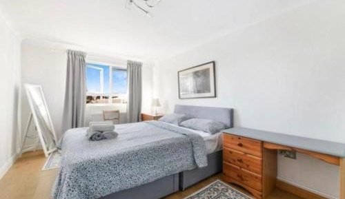 Large Double Room with Shared Bathroom