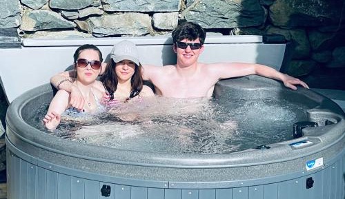 Lodge hot tub (no pets) deluxe