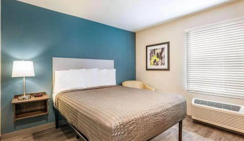 Queen Room with Roll-In Shower - Accessible/Non-Smoking