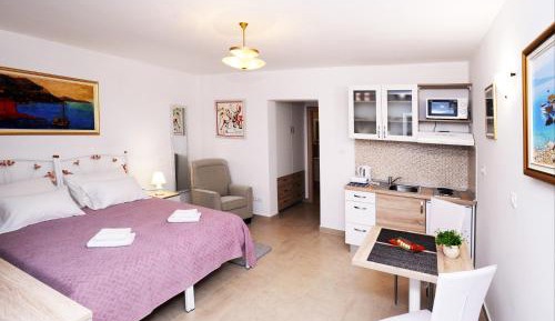 Deluxe Studio Apartment with Terrace and Sea View