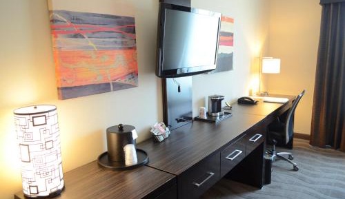 Standard King Room with Roll-In Shower - Communications Access