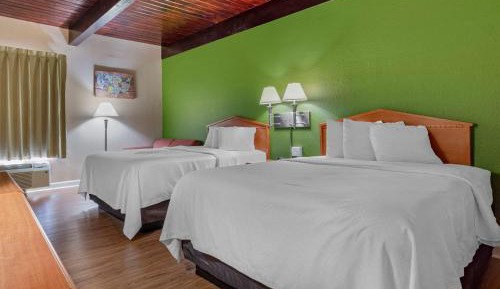 Queen Room with Two Queen Beds - Non Smoking