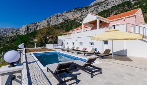 Four-Bedroom Villa with Terrace and Swimming Pool