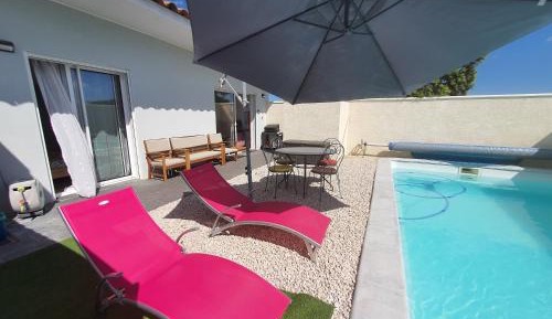 Apartment with Pool View 
