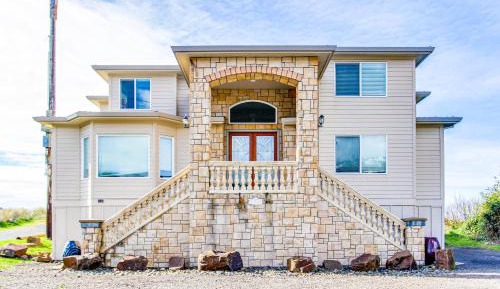 Six Bedroom Holiday Home