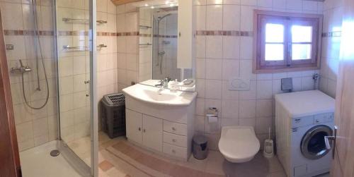Two-Bedroom Apartment with Shower 