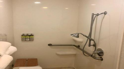 Queen Studio - Disability Access/Roll-in Shower/Non-Smoking