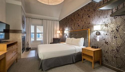 Distinctive suite with 2 Queen beds