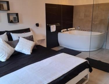 Queen Room with Spa Bath