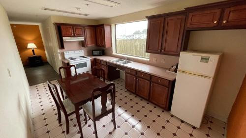 1 King Bed, Mobility Accessible Suite, Kitchen, Smoking