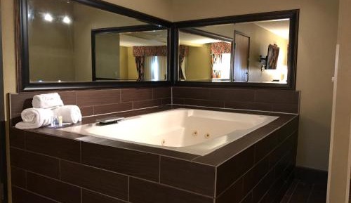  King Suite with Spa Bath- Non-Smoking
