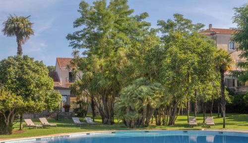 Family Tree House (2 adults + 2 children)