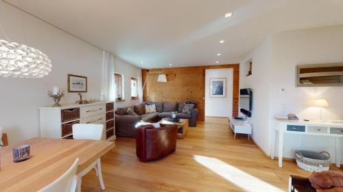 Apartment with Mountain View