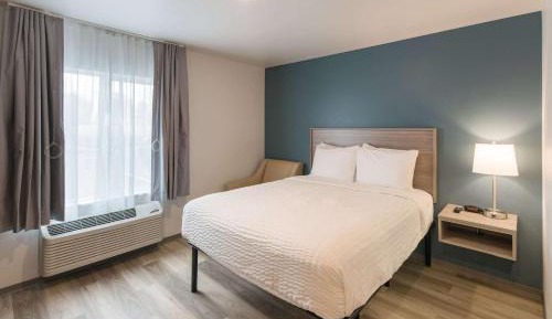 Queen Room with Roll-In Shower - Disability Access/Non-Smoking