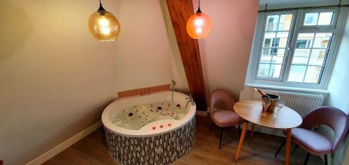 Deluxe Suite with Spa Bath