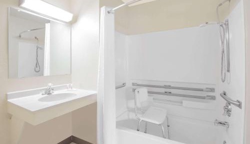 Queen Room - Mobility Access/Non-Smoking