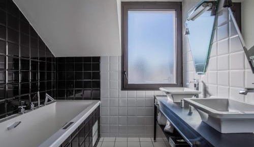 Deluxe Suite with Spa Bath