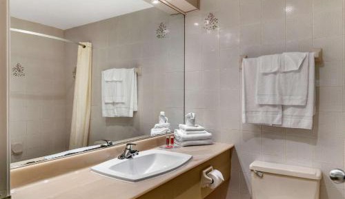 Queen Room with Whirlpool - Non Smoking