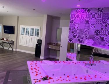 Suite with Hot Tub