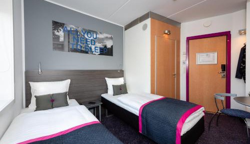 Commodore Room
