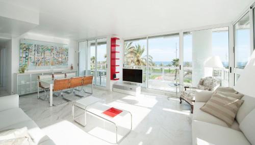 Three-Bedroom Apartment (5-6 Adults) with sea view