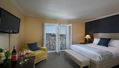 Courtyard View, Two Bedrooms, Two Queens