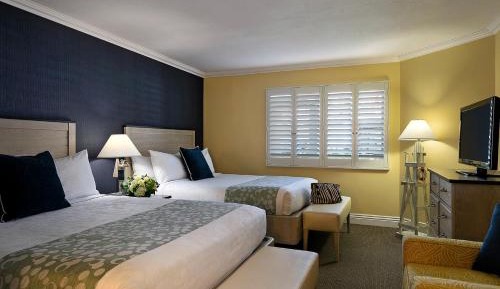 Courtyard View, Two Bedrooms, King & Two Queens