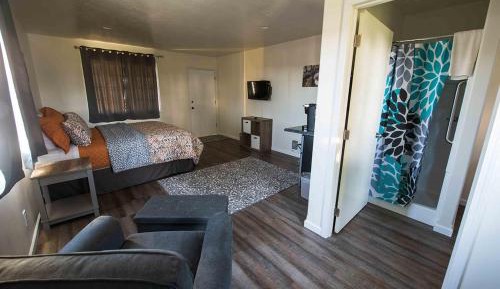 Deluxe King Bed - Lower Floor (Dogs Allowed)