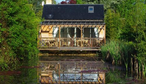 One-Bedroom Waterside House with Access to Pool and Spa