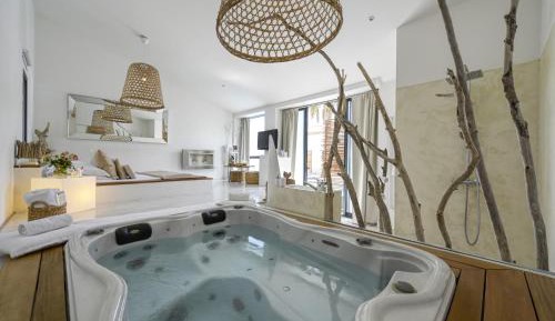 Suite with Hot Tub