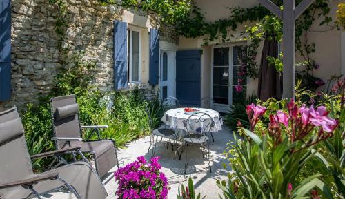 Apartment with Garden View and Fireplace